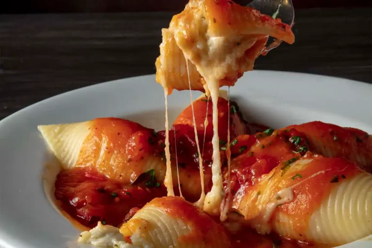 Conchiglie Bianchi - Massa tipo concha, recheada com três queijos e servida ao molho de tomates frescos.