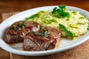 Filetto al Asparagi - Filé mignon grelhado com molho de ervas finas e risoto de aspargos no Viareggio Ristorante