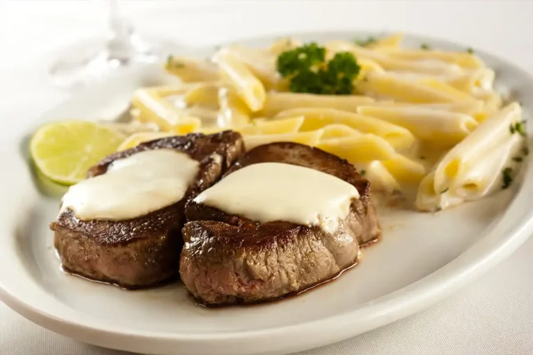 Filetto al Limone - Medalhões de filé mignon grelhados. Acompanha massa tipo penne, ao molho branco e limão.