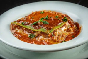 Lasagna Verdi - Folhas de massa intercaladas de carne moida, presunto e muçarela ao molho bolonhesa. Viareggio Ristorante Chácara Santo Antônio.