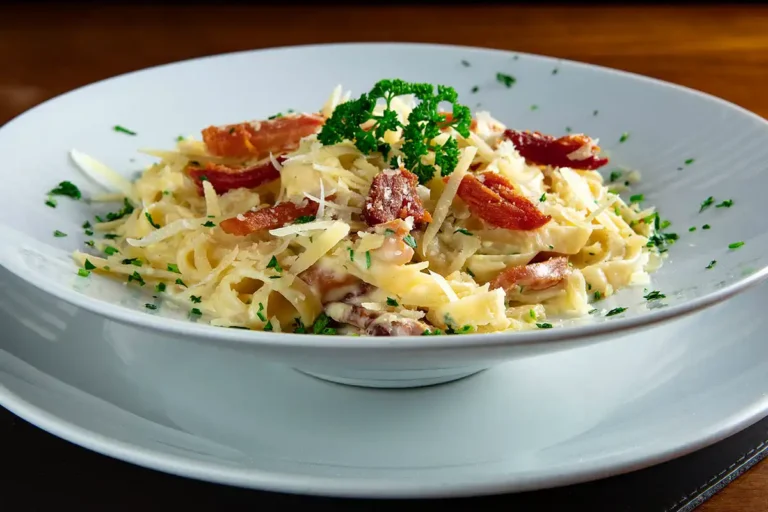 Tagliarini Carbonara - Massa tipo talharim com parmesão, ovos, tiras de bacon , pimenta do reino e um leve toque de molho branco.
